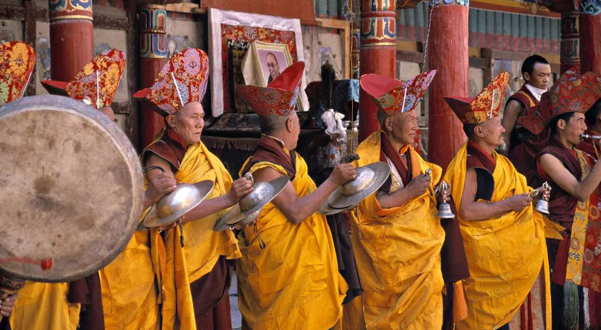 Vì sao áo dài Tây Tạng chỉ mặc có một tay